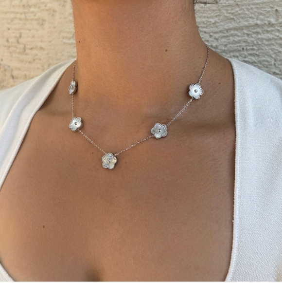 Adornia Tarnish Resistant Silver Tone 5-Leaf Clover Station Necklace NWOT - Picture 3 of 8